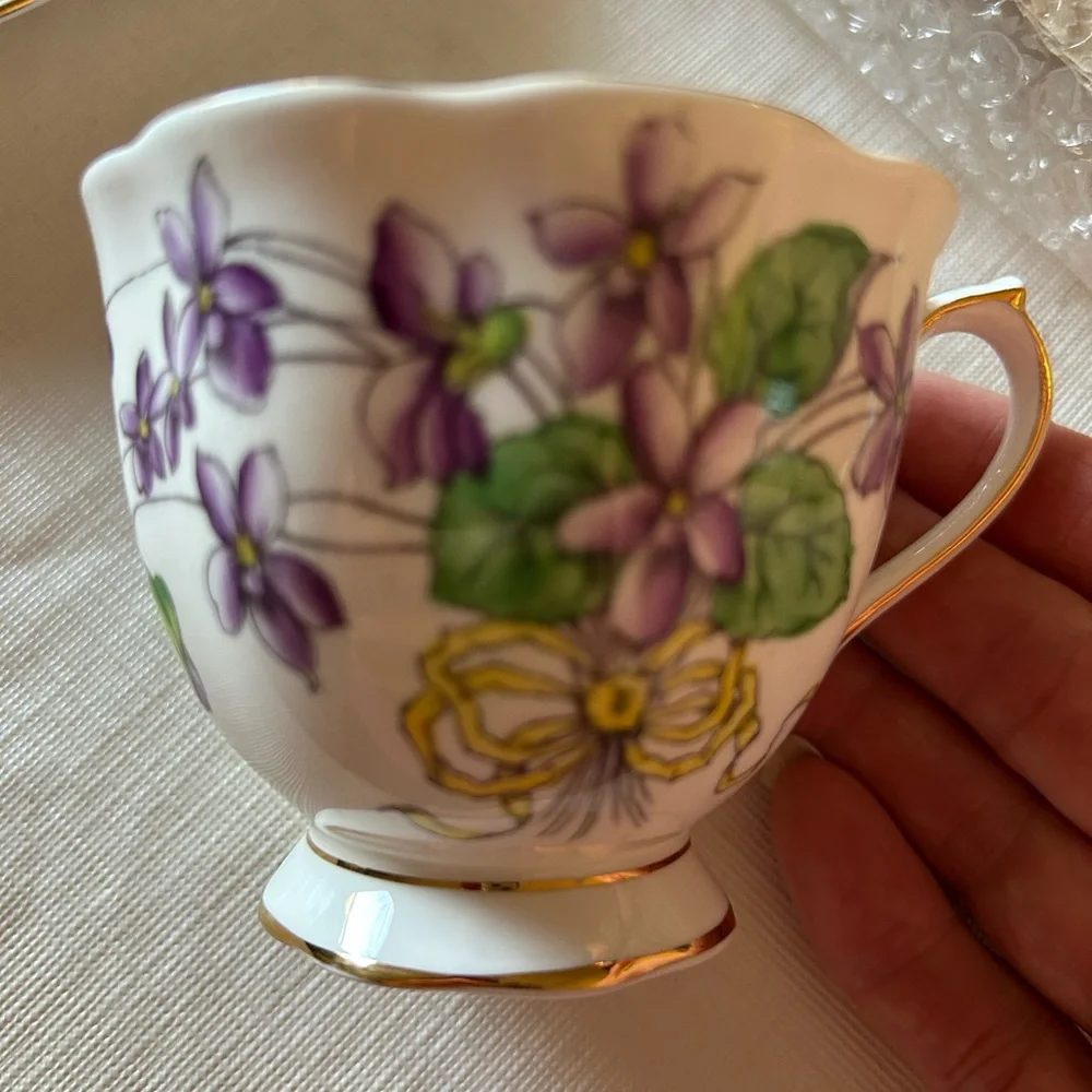 Royal Albert. Bone china. Flower of the month Violet no 2. - Picture 4 of 8
